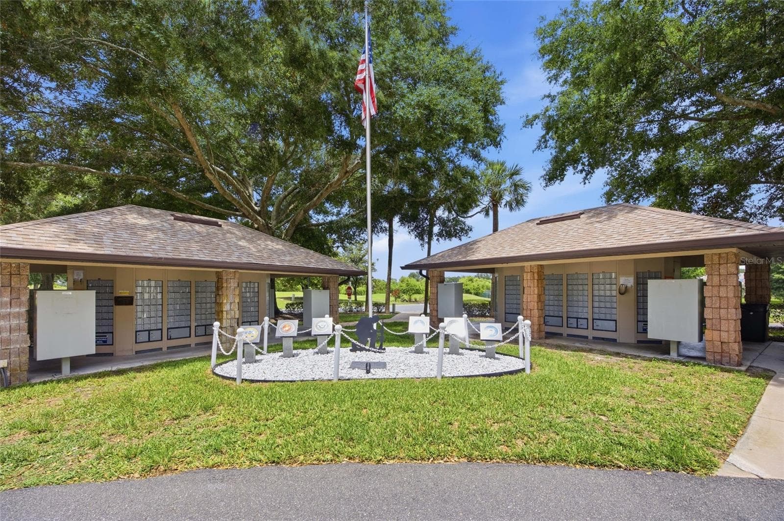 Mail box area and Veterans Memorial - 4905 KELSO ST, LEESBURG
