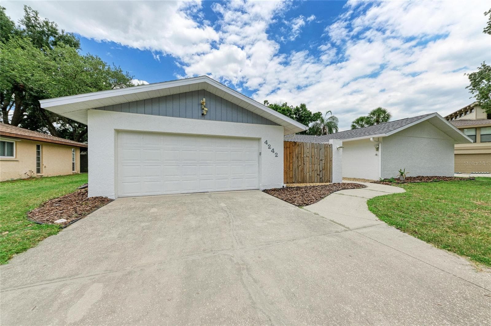 View from street - 4242 DRYDEN CIR, SARASOTA