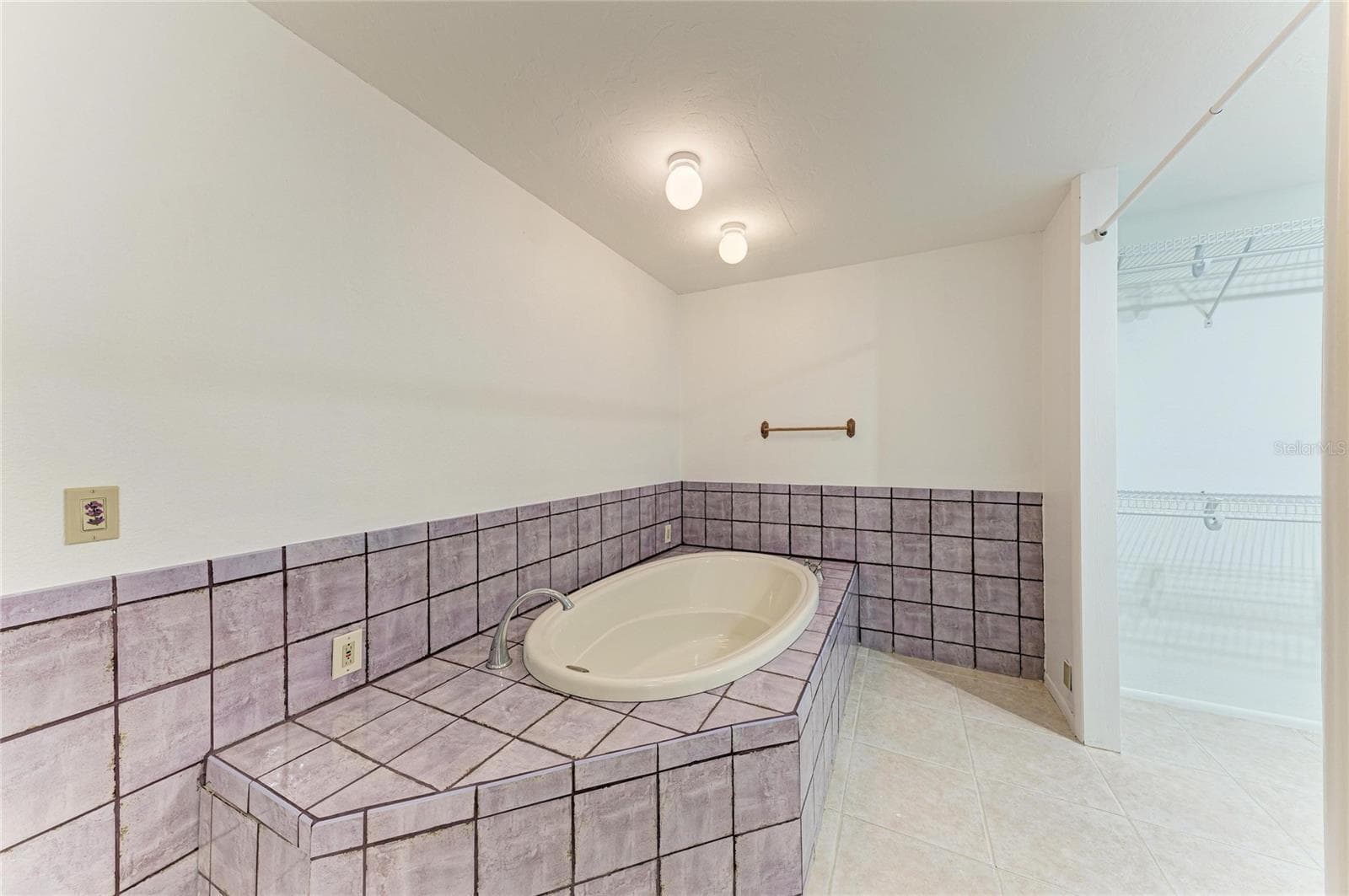 primary soaking tub with glamour closet - 4242 DRYDEN CIR, SARASOTA