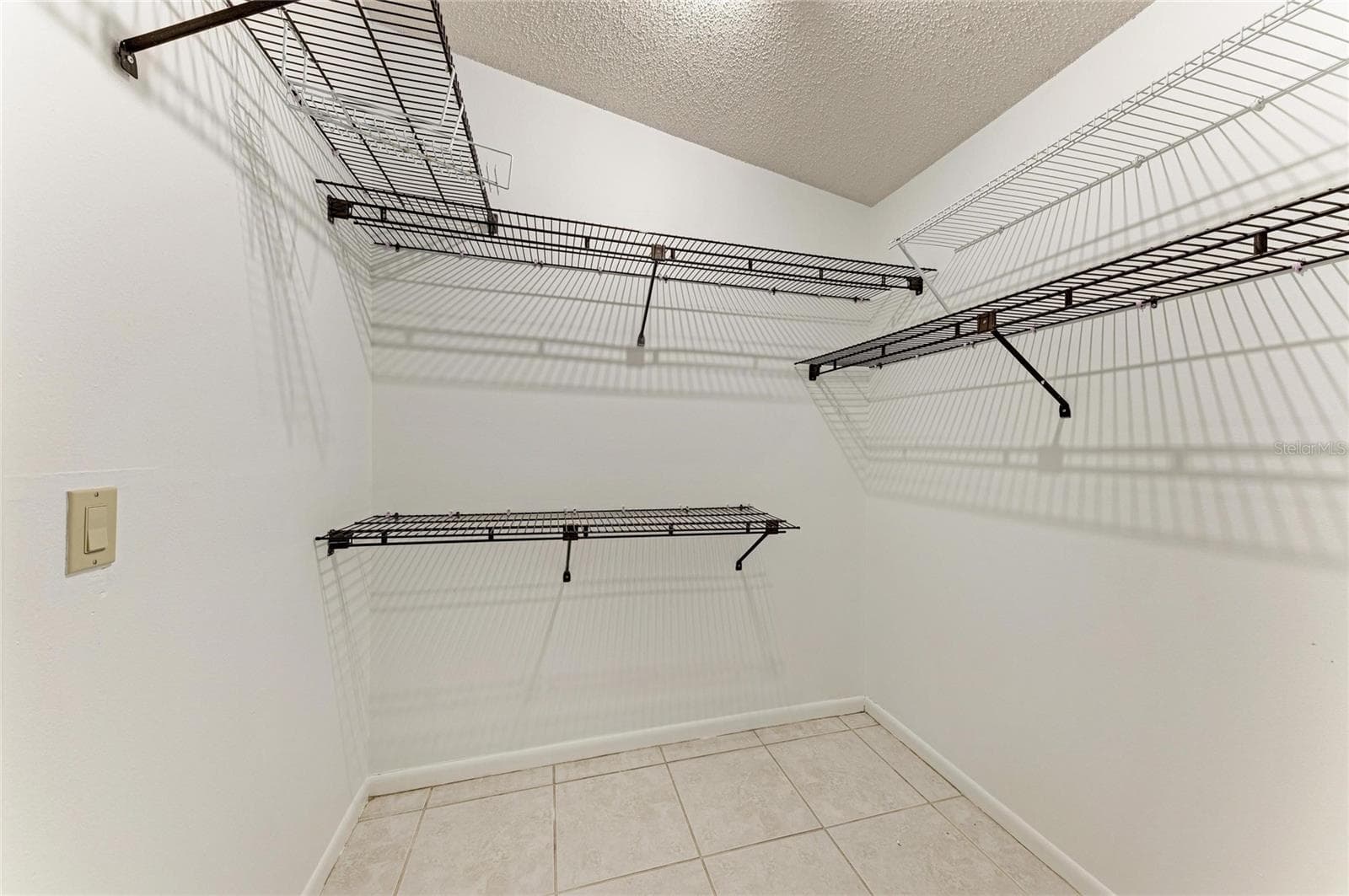 primary soaking tub with glamour closet - 4242 DRYDEN CIR, SARASOTA
