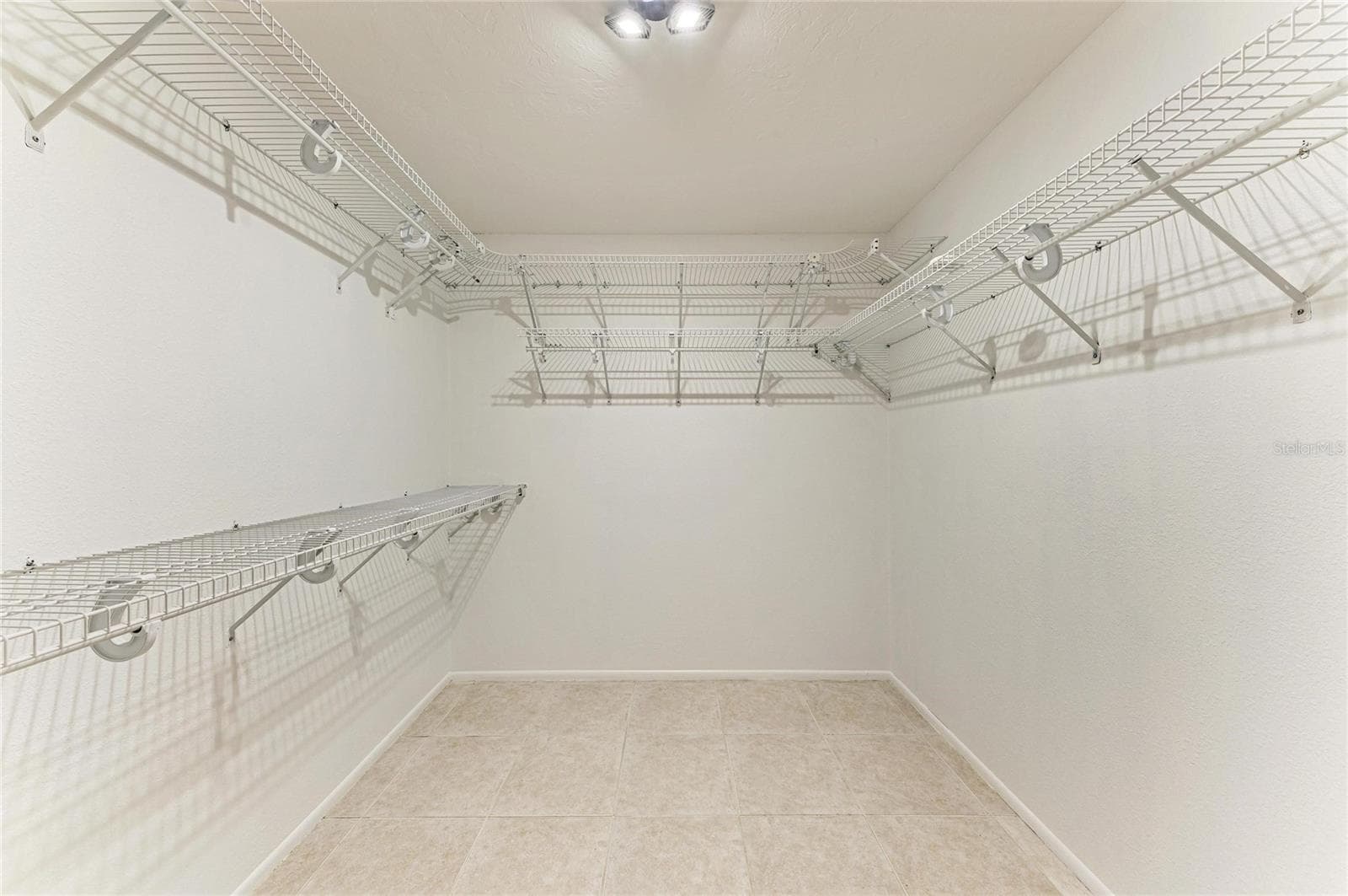 primary soaking tub with glamour closet - 4242 DRYDEN CIR, SARASOTA