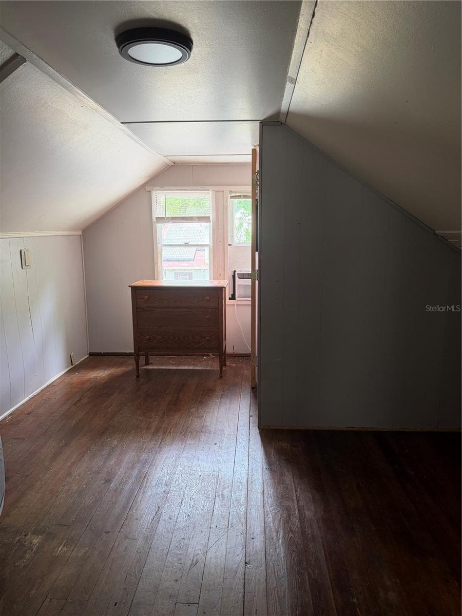 Room upstairs - 528 N ADELLE AVE, DELAND