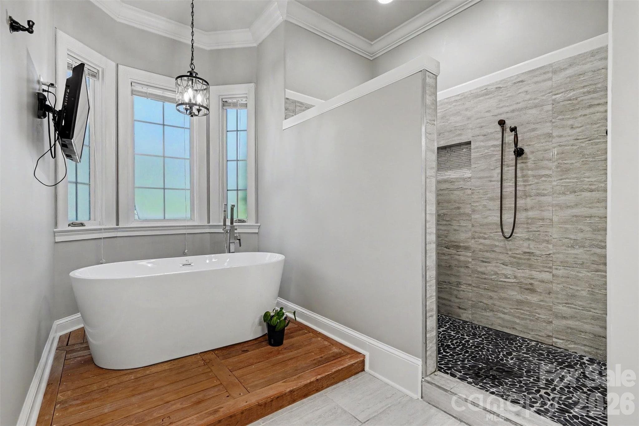 Master Soaking Tub - 5129 Watermead Lane, Belmont