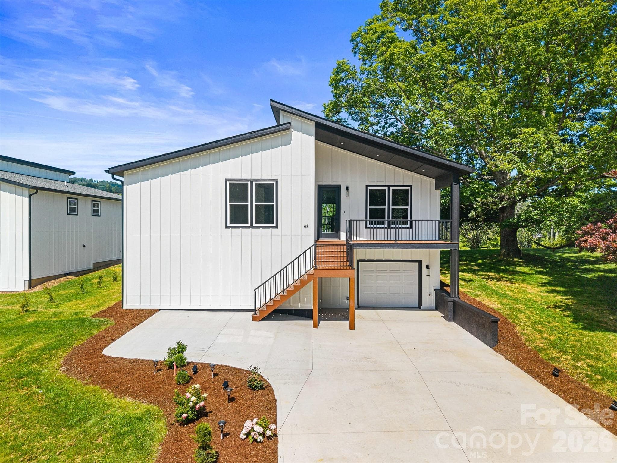 Single Family Residence at Hendersonville, photo 4 of 47