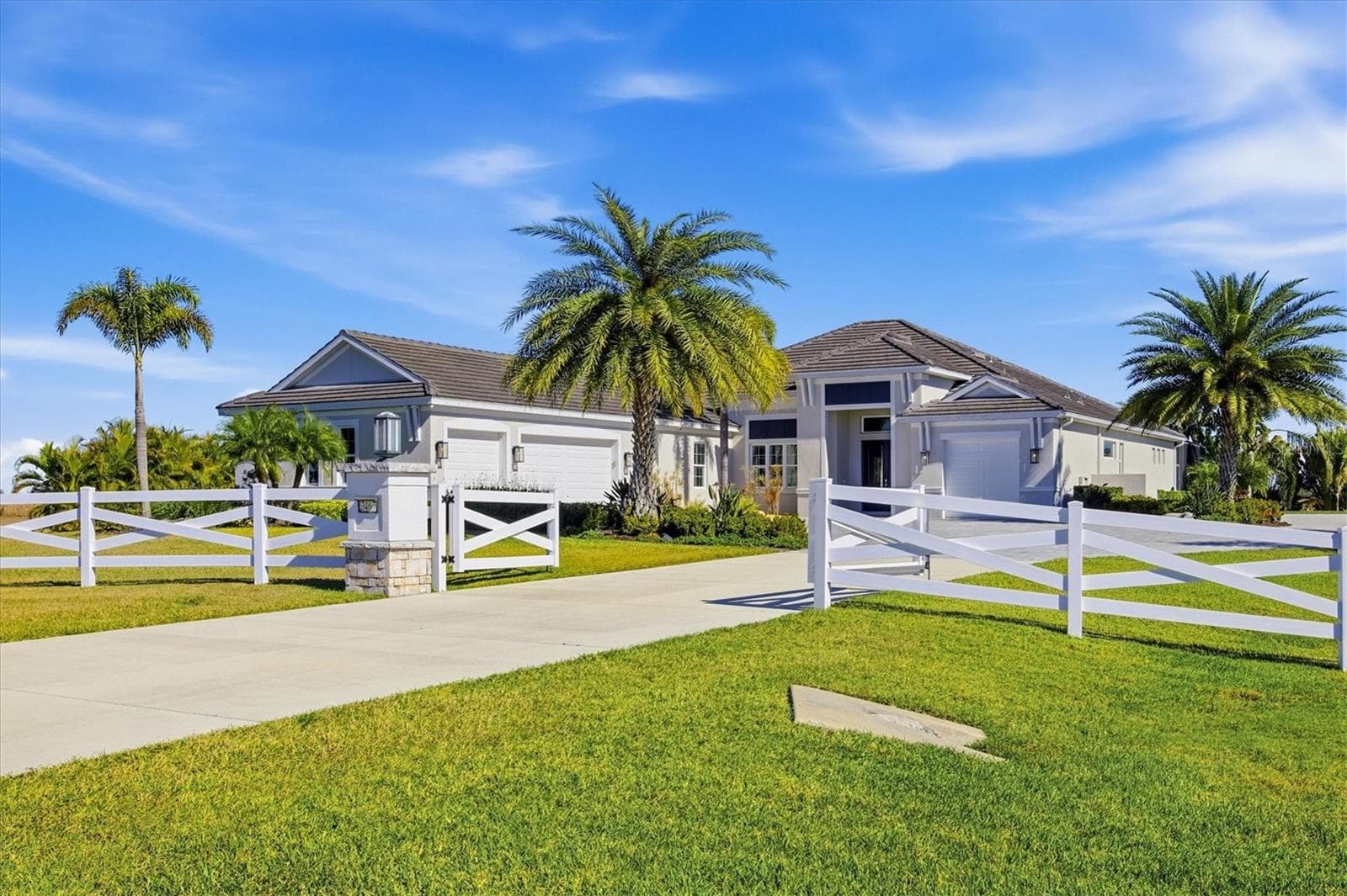 Property Entry, Paver Driveway and Fence - 3467 COMPOUND CT, SARASOTA