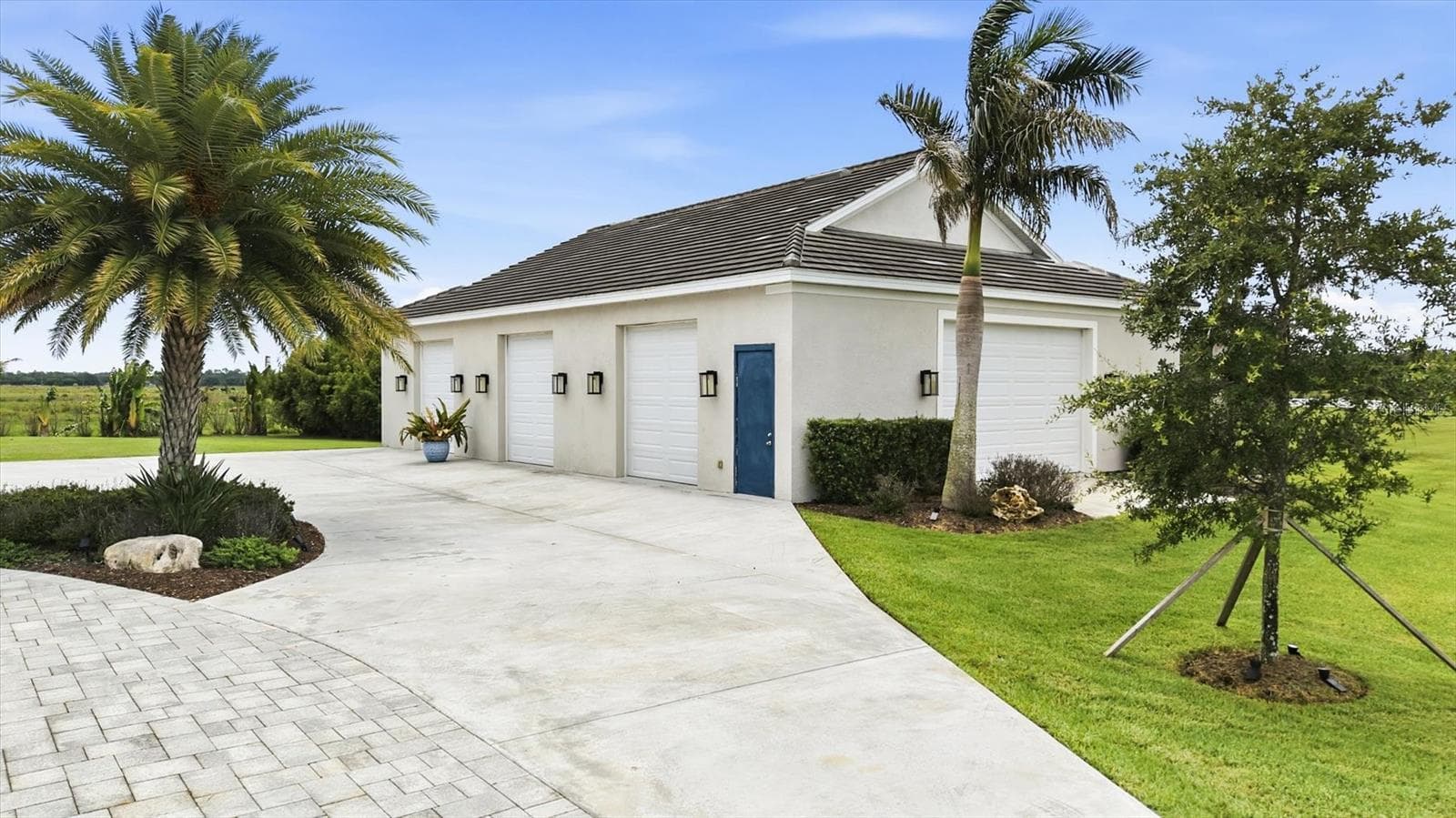Separate 2,400 SF Garage with Epoxy Floors - 3467 COMPOUND CT, SARASOTA
