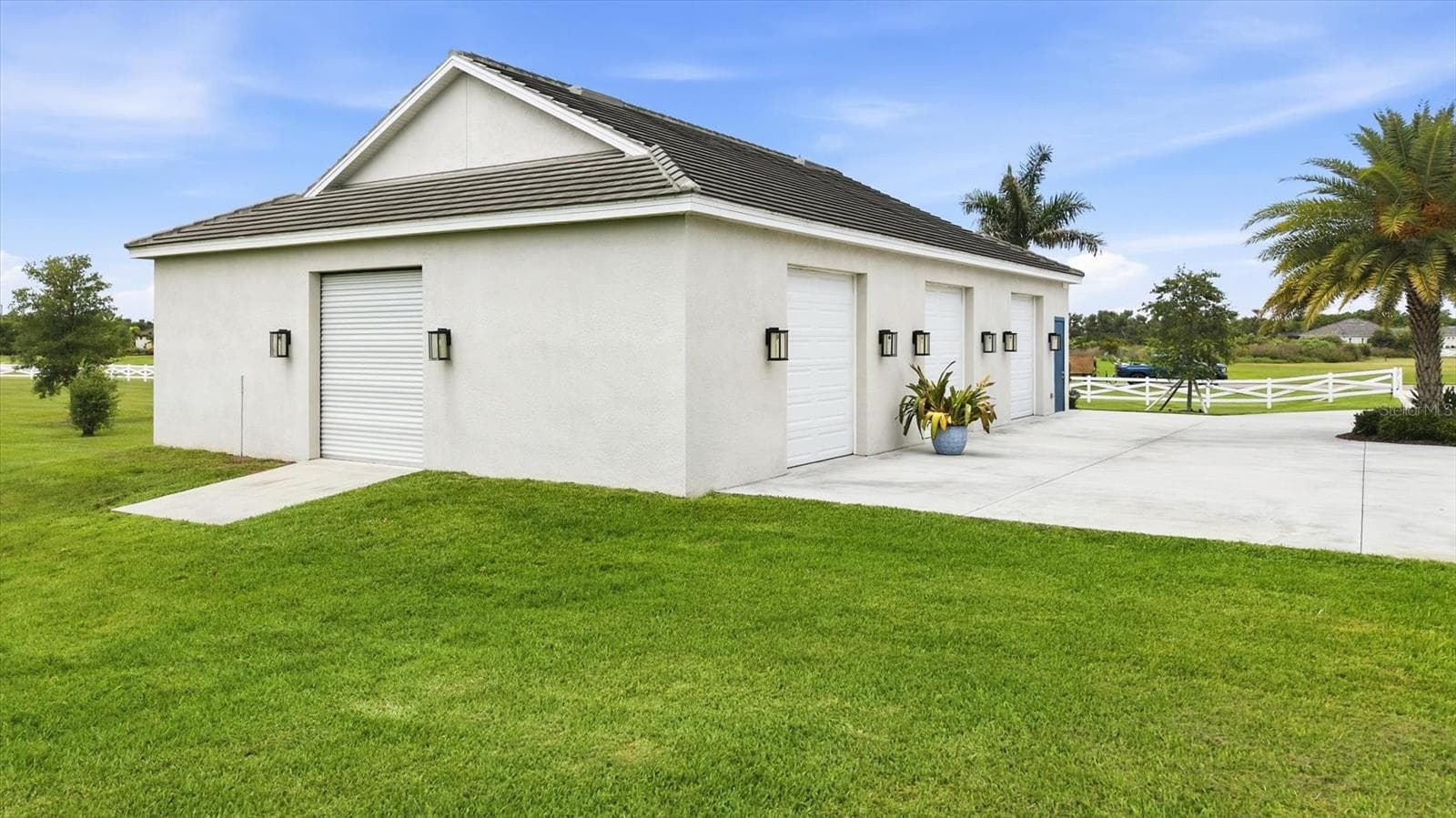 2,400 SF Garage with Epoxy Floors - 3467 COMPOUND CT, SARASOTA