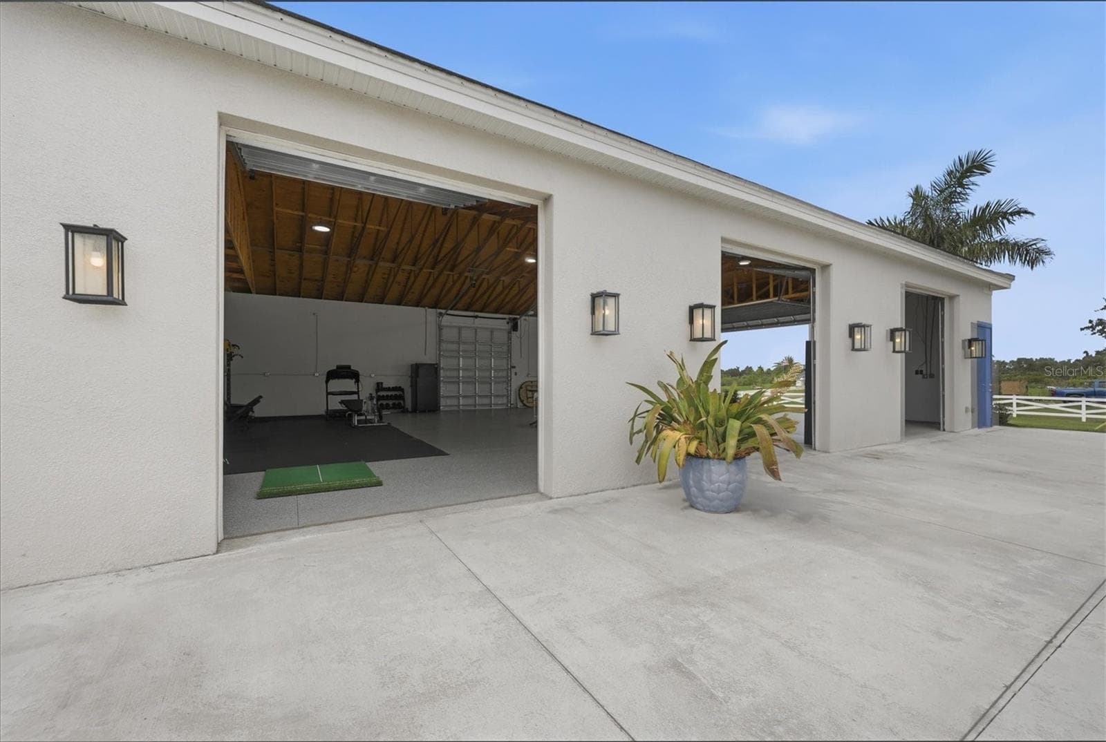 2,400 SF Garage with Epoxy Floors and 6 Garage Doors - 3467 COMPOUND CT, SARASOTA