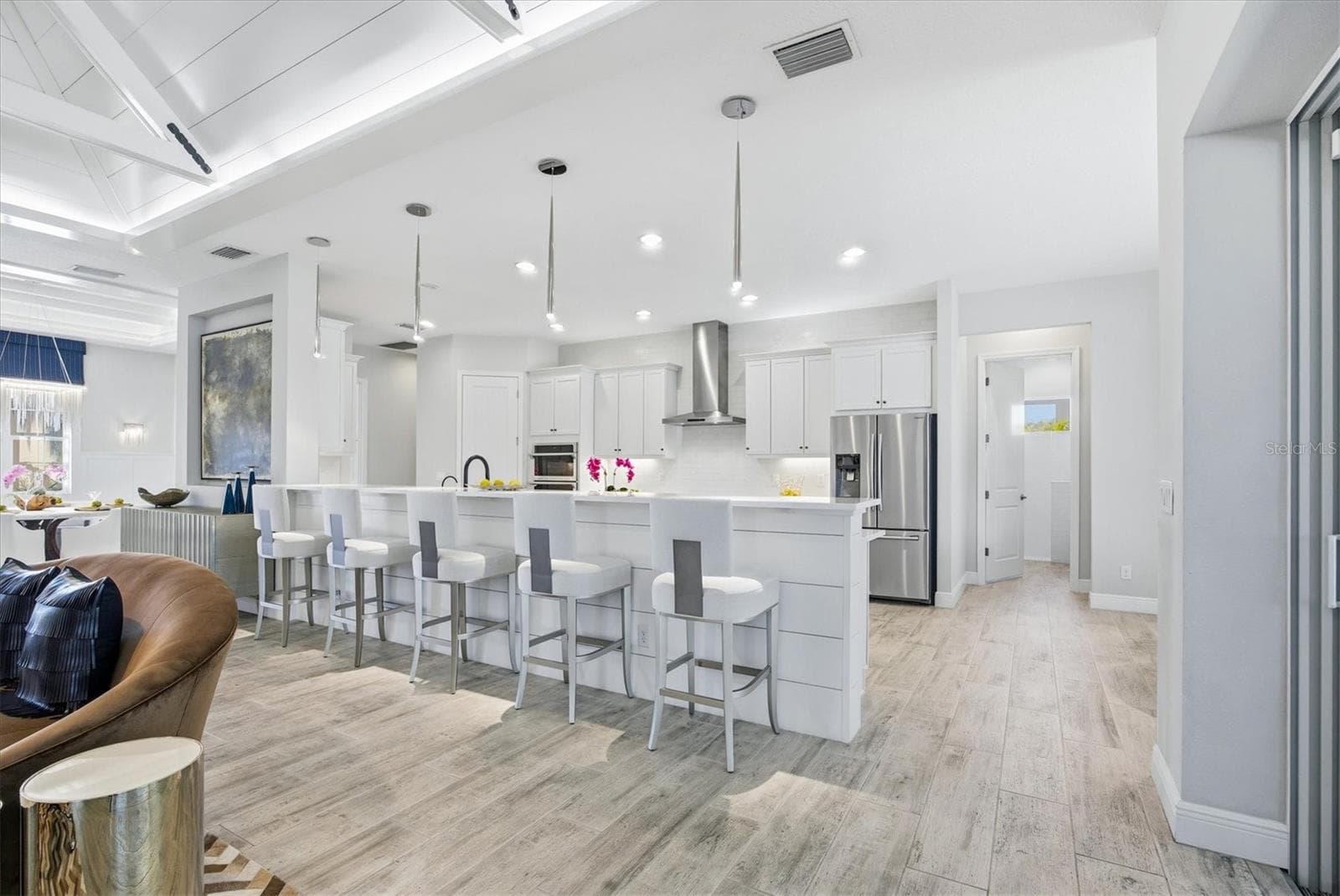 Kitchen Island with Seating - 3467 COMPOUND CT, SARASOTA