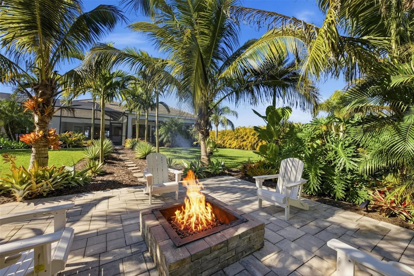 Firepit with Lush Landscaping - 3467 COMPOUND CT, SARASOTA