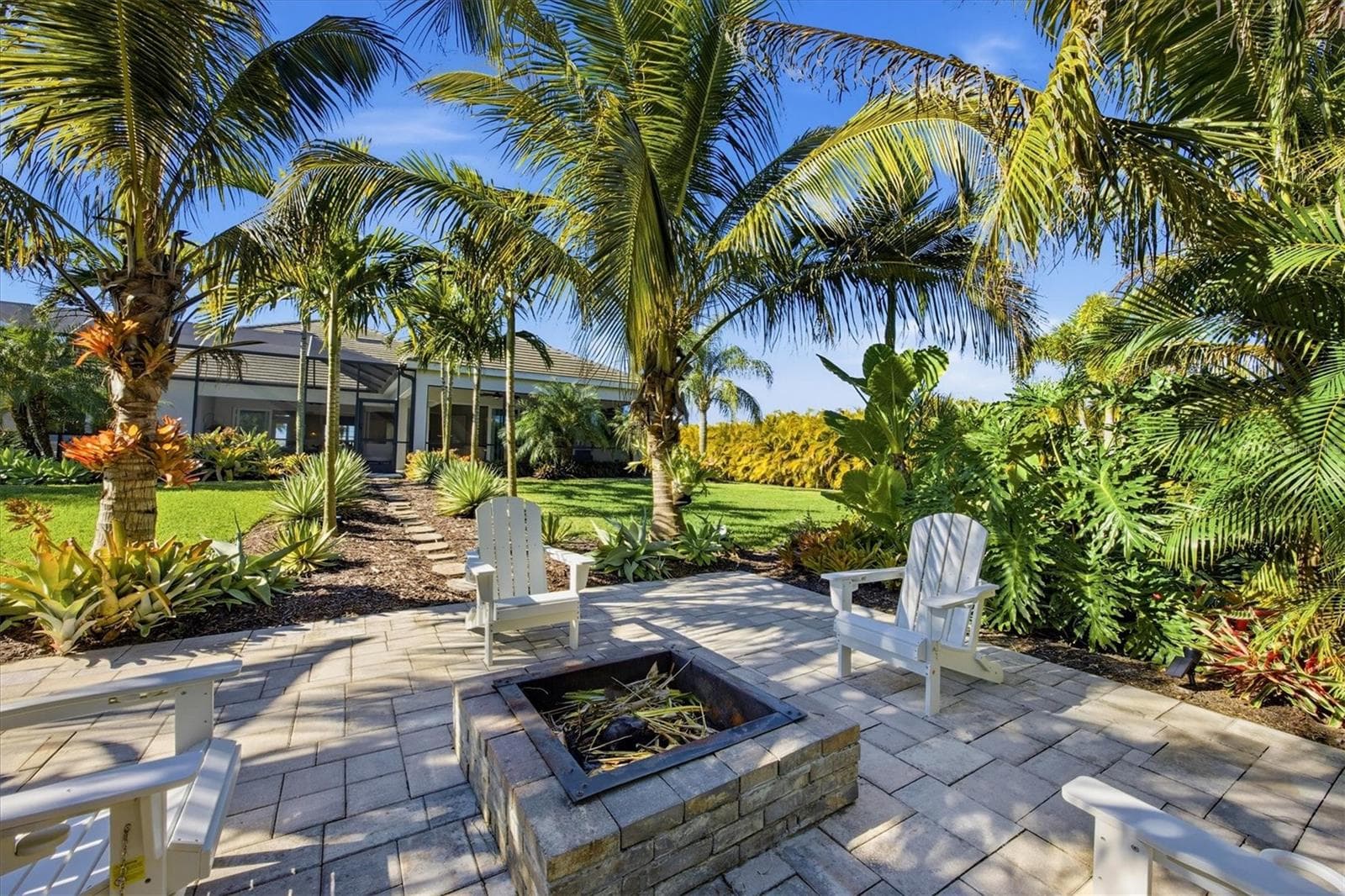 Firepit with Lush Landscaping - 3467 COMPOUND CT, SARASOTA