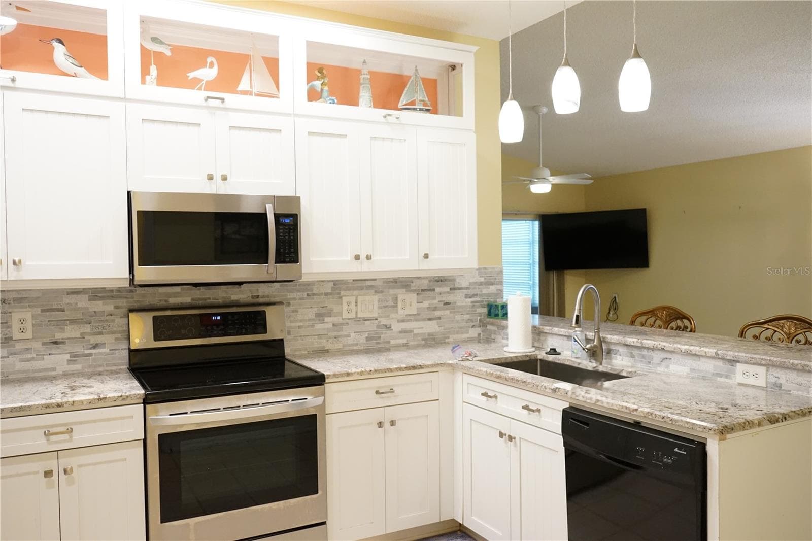 granite tops - 652 MC DANIEL ST, SUN CITY CENTER