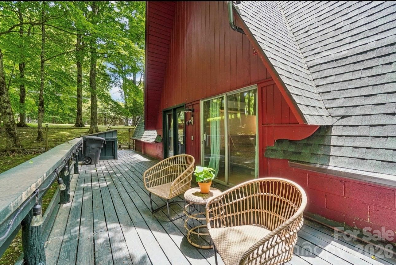 Side Deck w/Tree Canopy - Mars Hill