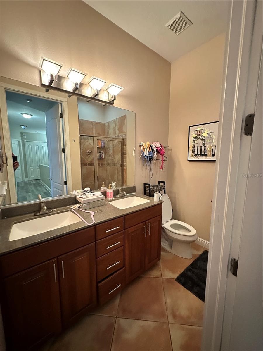 2125 Montclair - 2119 & 2125 MONTCLAIR DR #1 & 2, SARASOTA