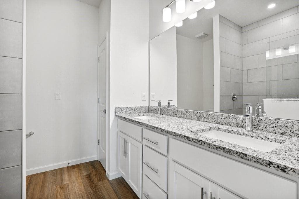 Master Bathroom - 36 RYMER LN, PALM COAST