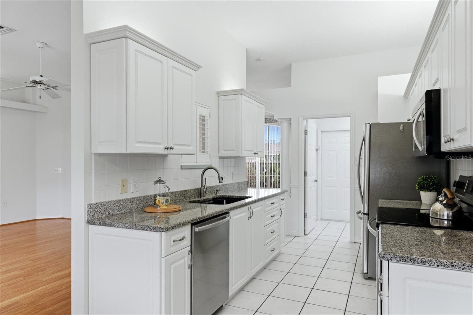 Kitchen with granite countertops - 2404 50TH DR E, BRADENTON