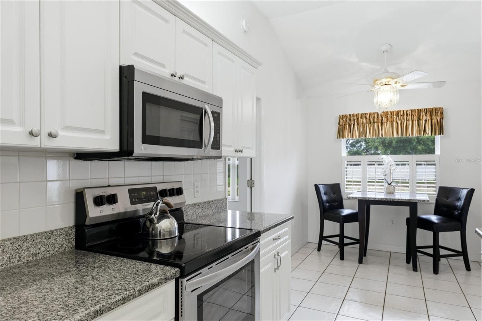 Kitchen with breakfast nook. - 2404 50TH DR E, BRADENTON