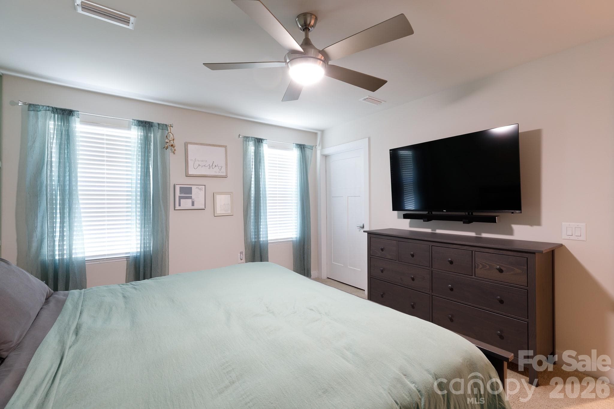 Single Family Residence at 329 Damask Drive, Lancaster, photo 14 of 25