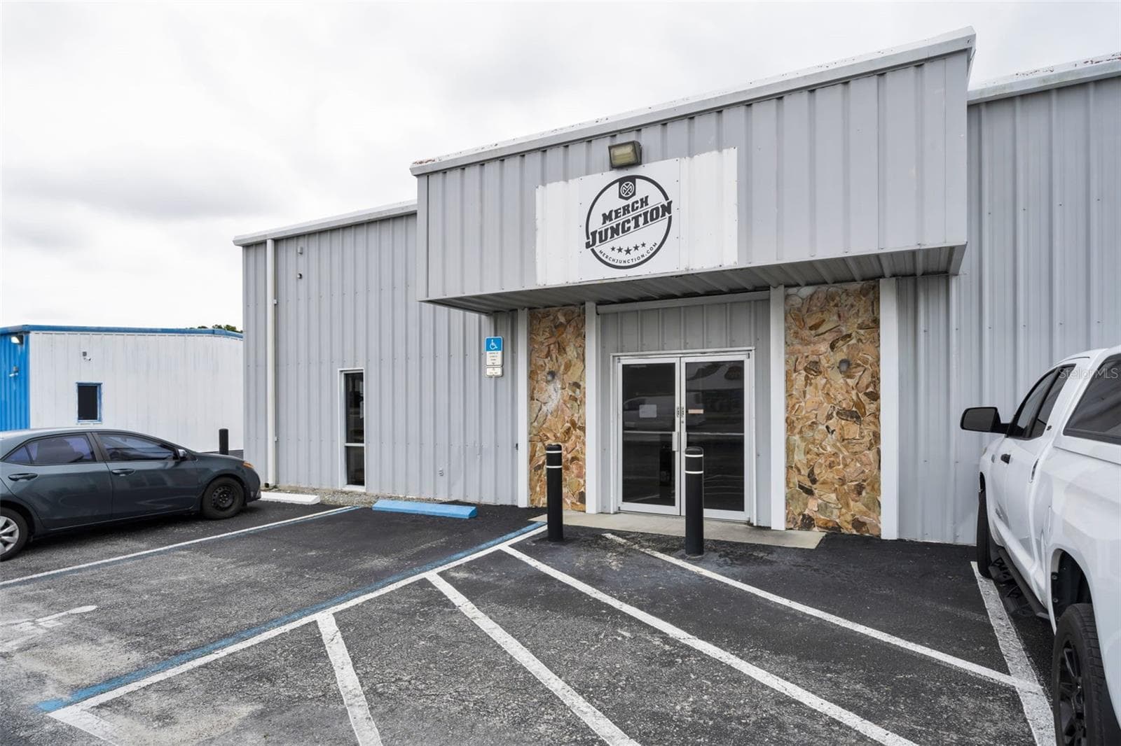 Private entrance to Suite 2 - wheelchair accessible. - 6581 SEMINOLE BLVD, SEMINOLE
