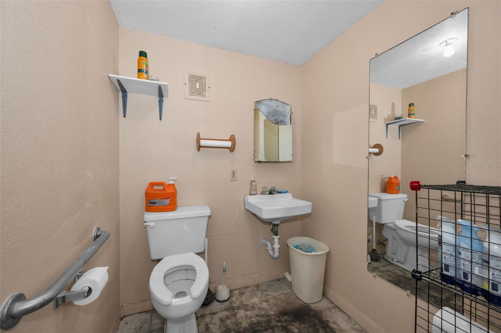 Bathroom 2 - accessible from either Suite - 6581 SEMINOLE BLVD, SEMINOLE