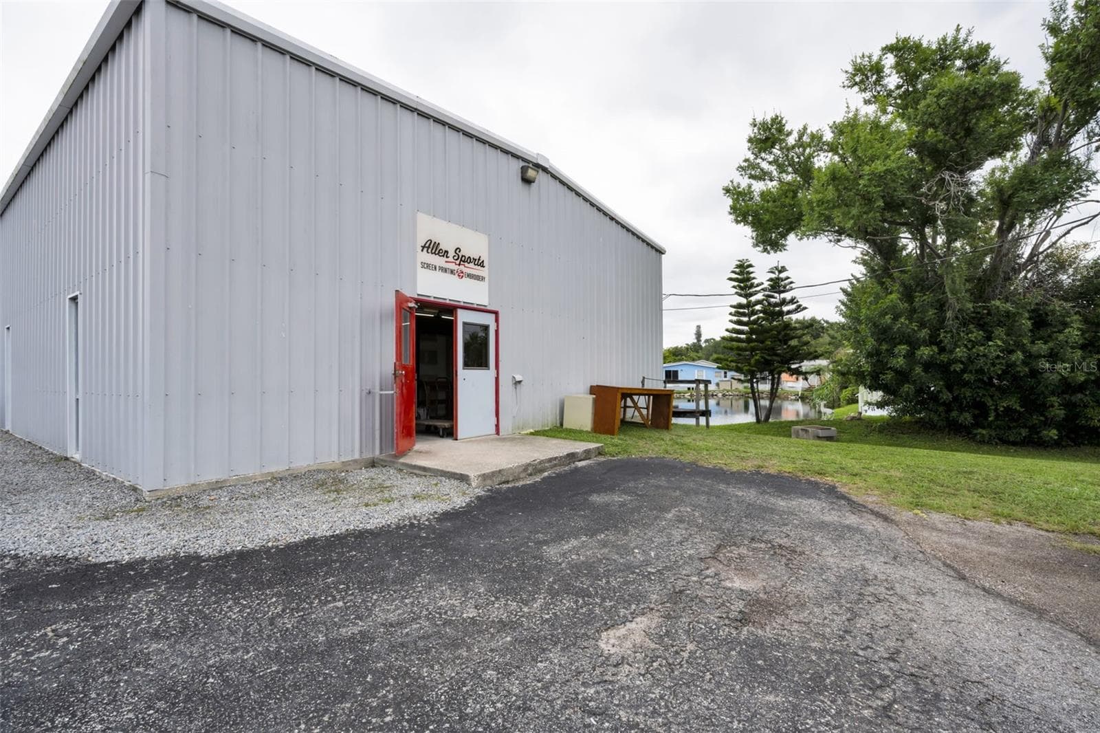 Shipping / receiving area at south end of building. - 6581 SEMINOLE BLVD, SEMINOLE