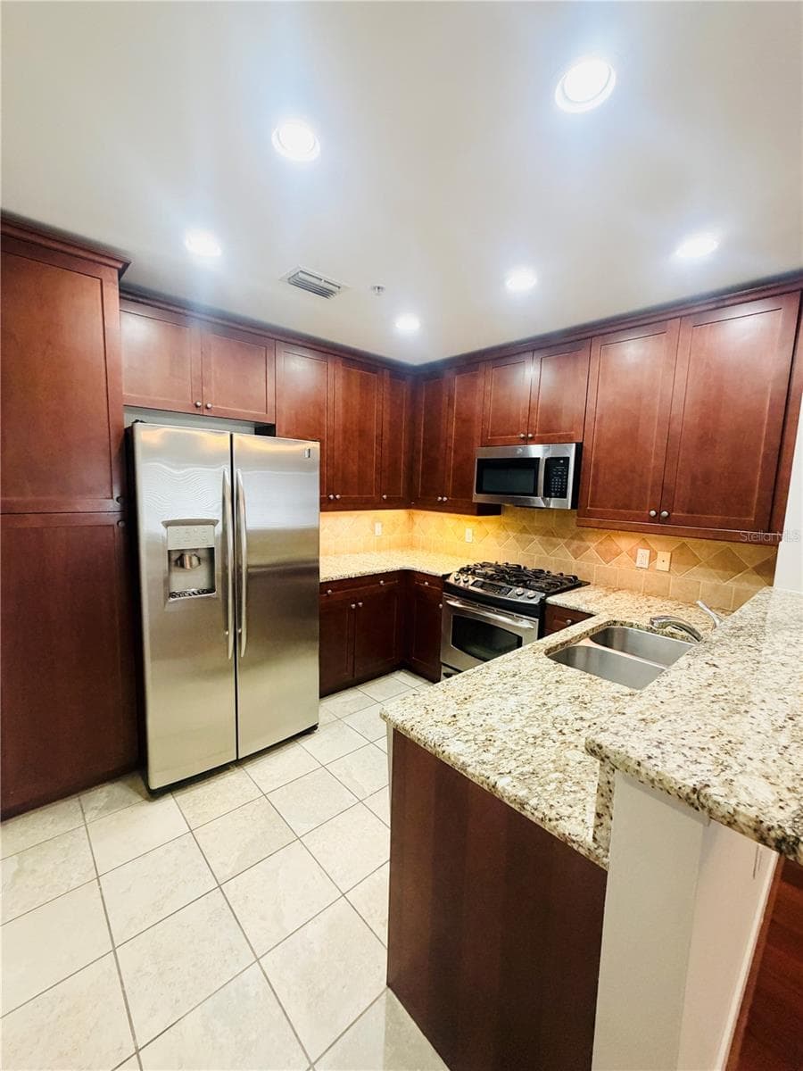 Condominium at 2305 EDGEWATER DR #1708, ORLANDO, photo 5 of 23