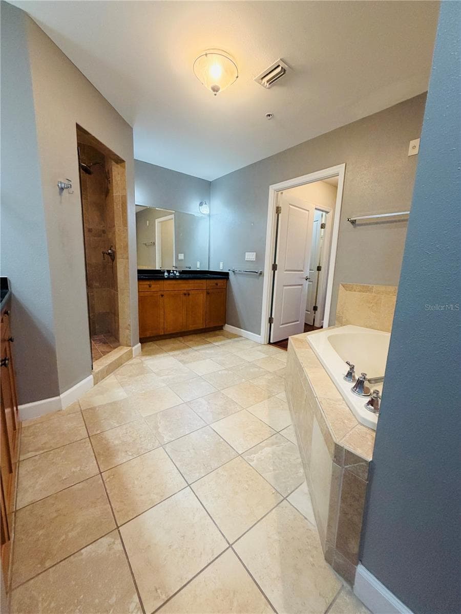 Condominium at 2305 EDGEWATER DR #1708, ORLANDO, photo 10 of 23