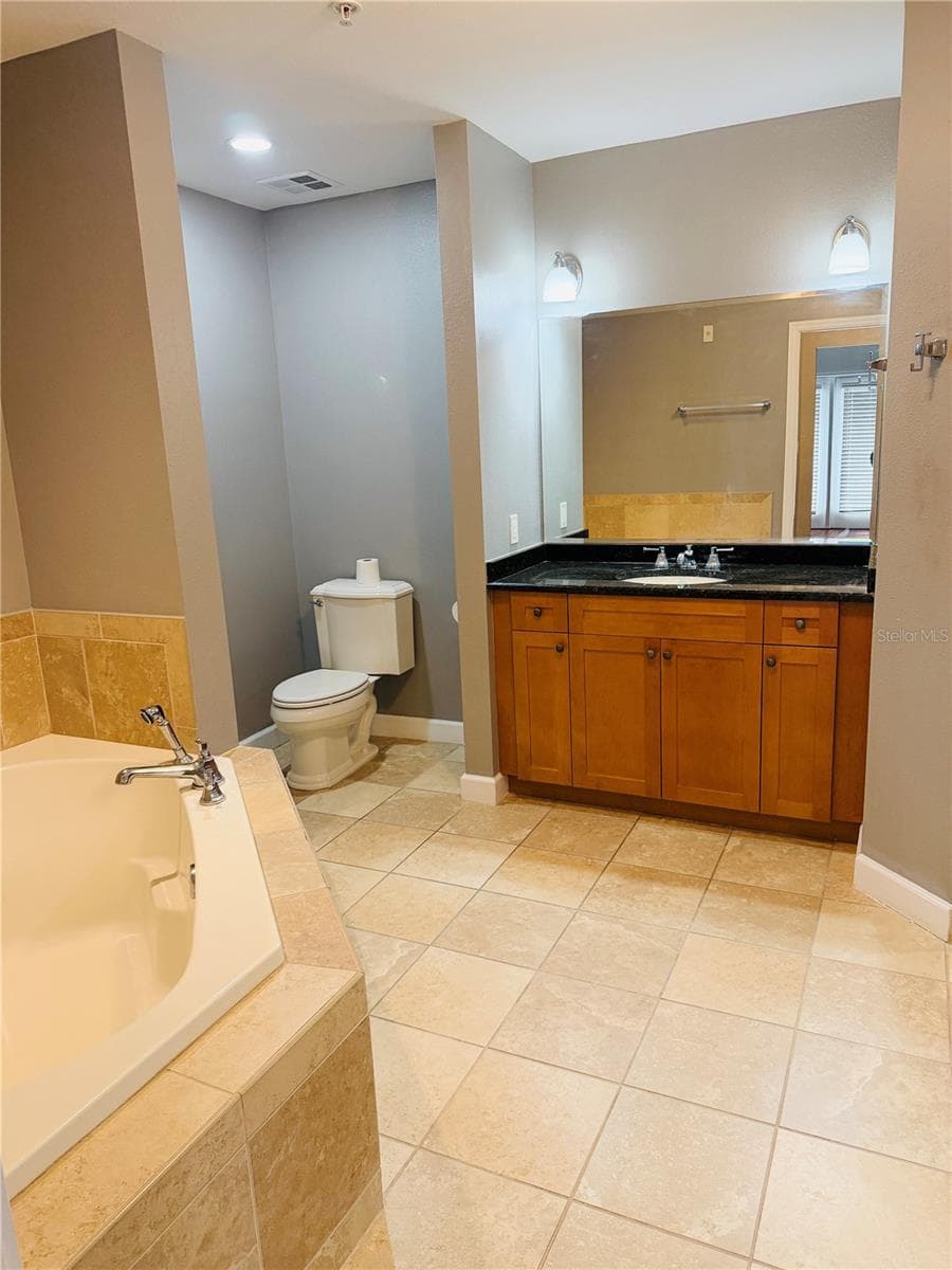 Condominium at 2305 EDGEWATER DR #1708, ORLANDO, photo 12 of 23