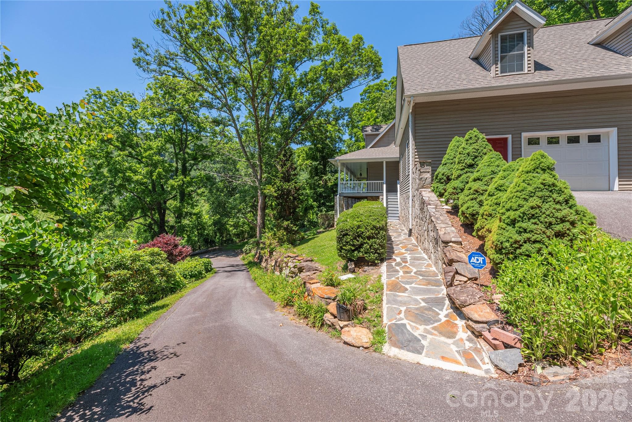 Easy drive - handsome stonework - Waynesville