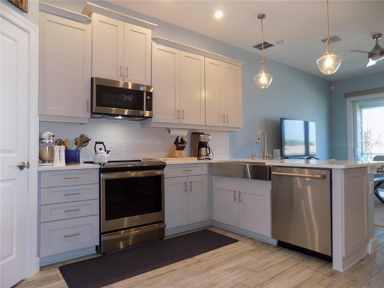 Gourmet Kitchen with quartz counters - 2511 CORAL CT, INDIAN ROCKS BEACH