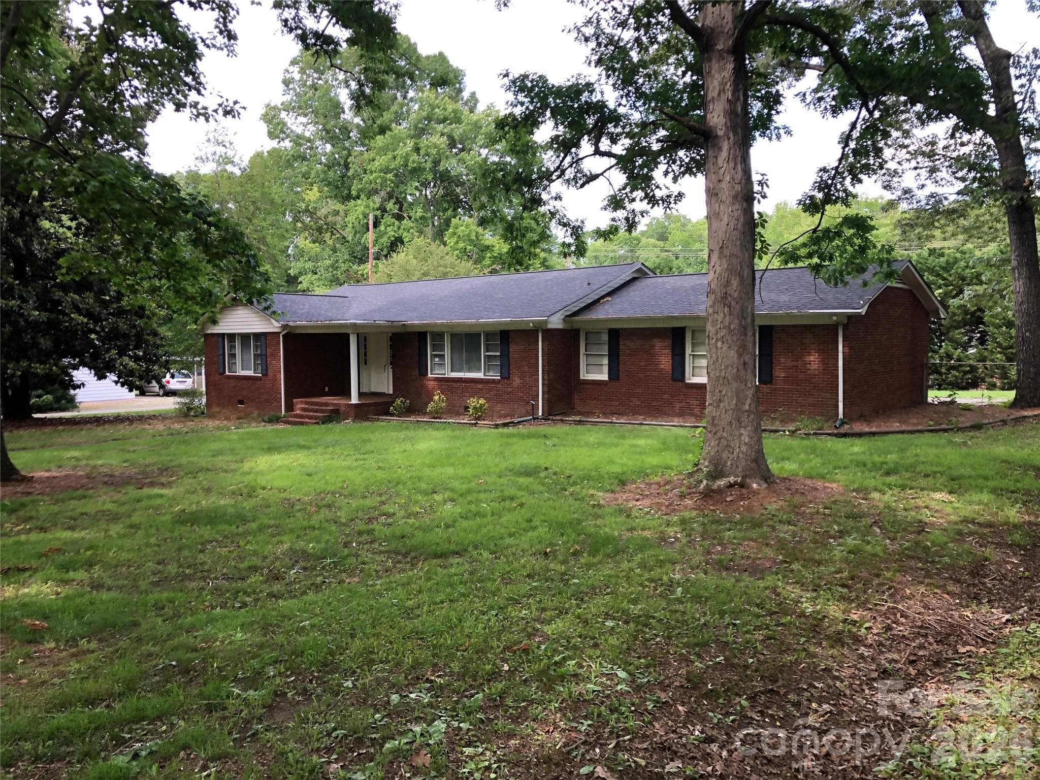 Single Family Residence at 128 Woodlynn Drive, Charlotte, photo 2 of 24