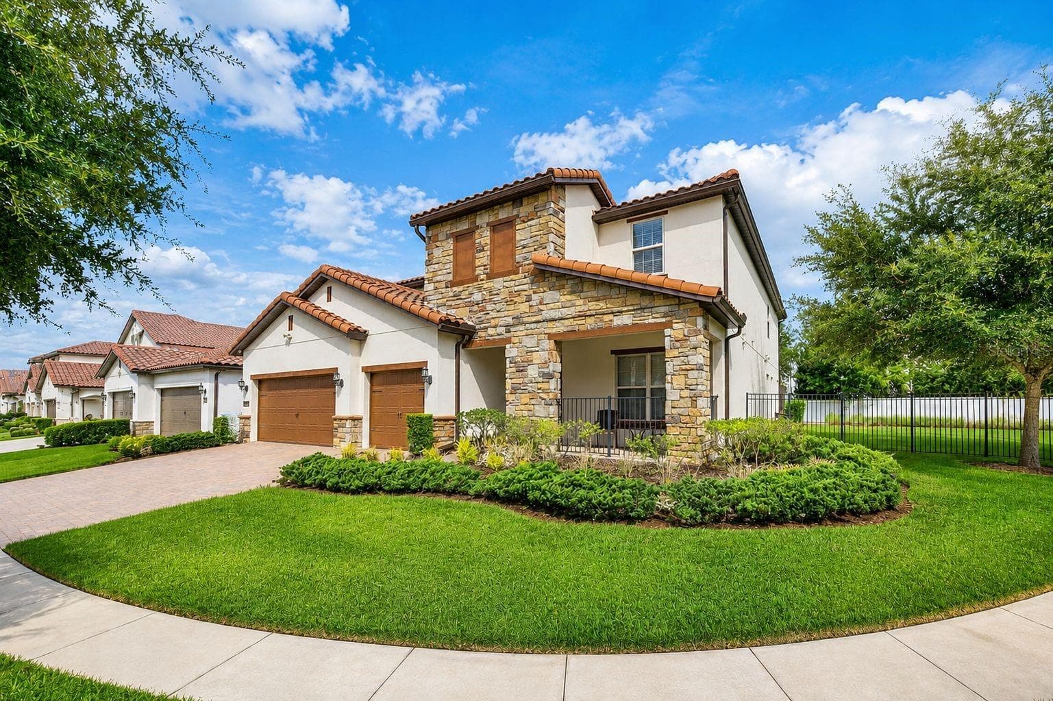 Single Family Residence at 10902 CITRON OAKS DR, ORLANDO, photo 3 of 85