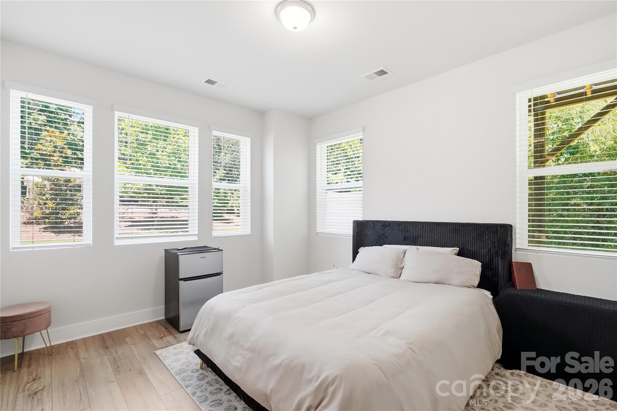 Main level guest bedroom with en suite bathroom - 3324 Treble Court, Charlotte