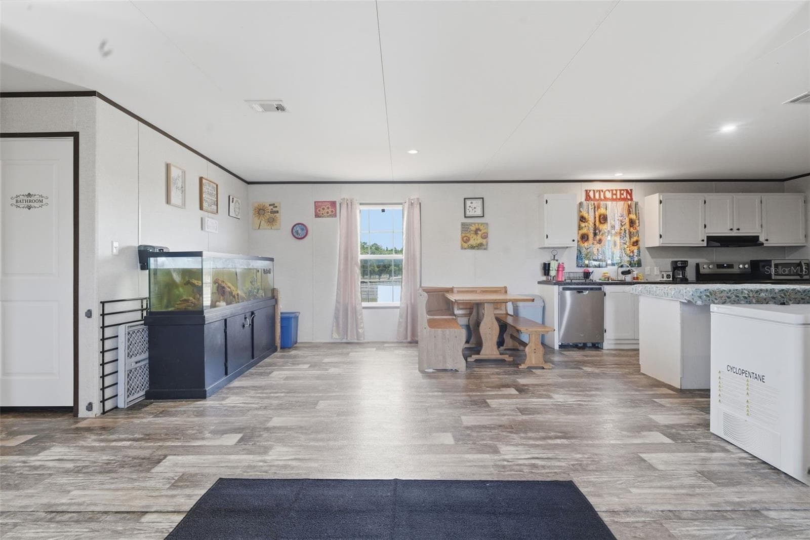 Dining - 7242 BLACK RD, LAKE WALES