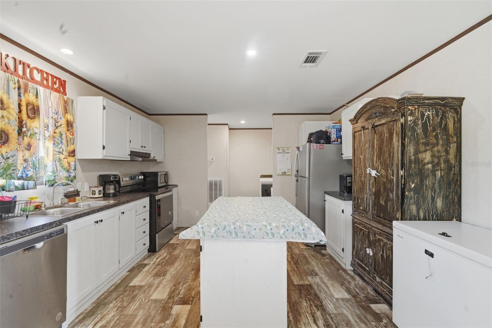 Kitchen - 7242 BLACK RD, LAKE WALES