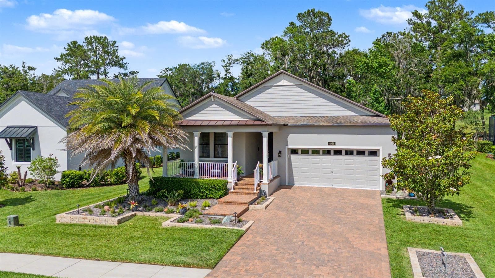 Brick landscaped beds, premium lighting and lush sod add to the curb appeal! - 4926 SOUTHERN VALLEY LOOP, BROOKSVILLE