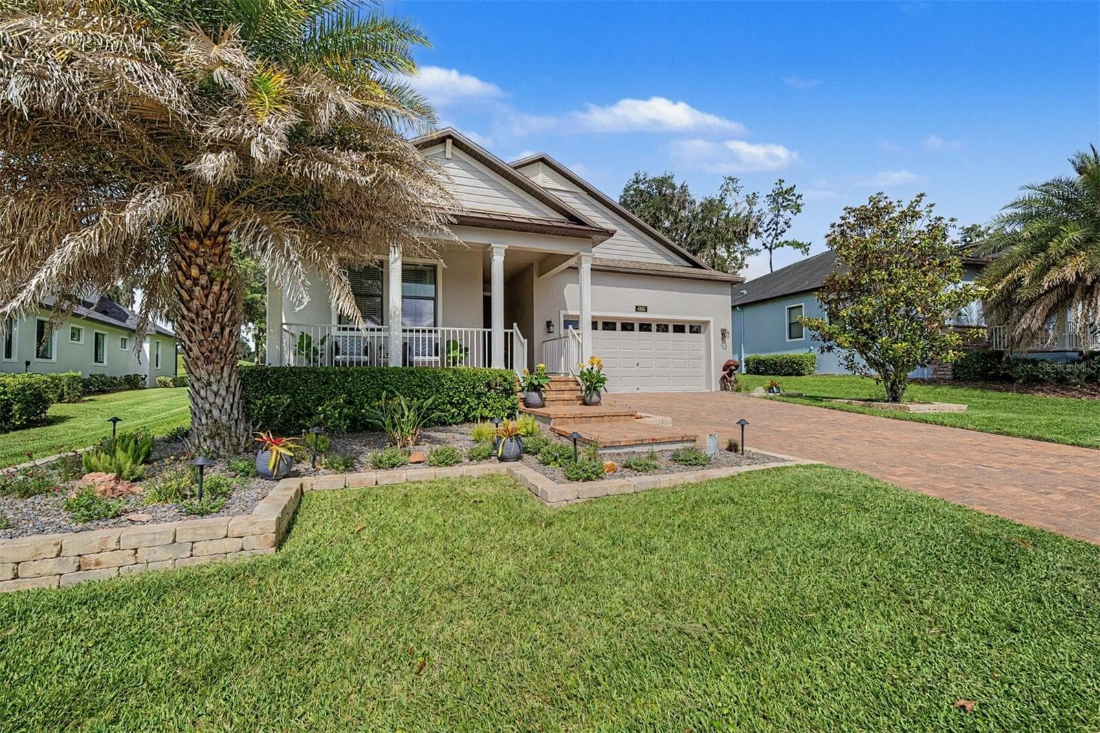 Landscaped beds offer great curb appeal! - 4926 SOUTHERN VALLEY LOOP, BROOKSVILLE