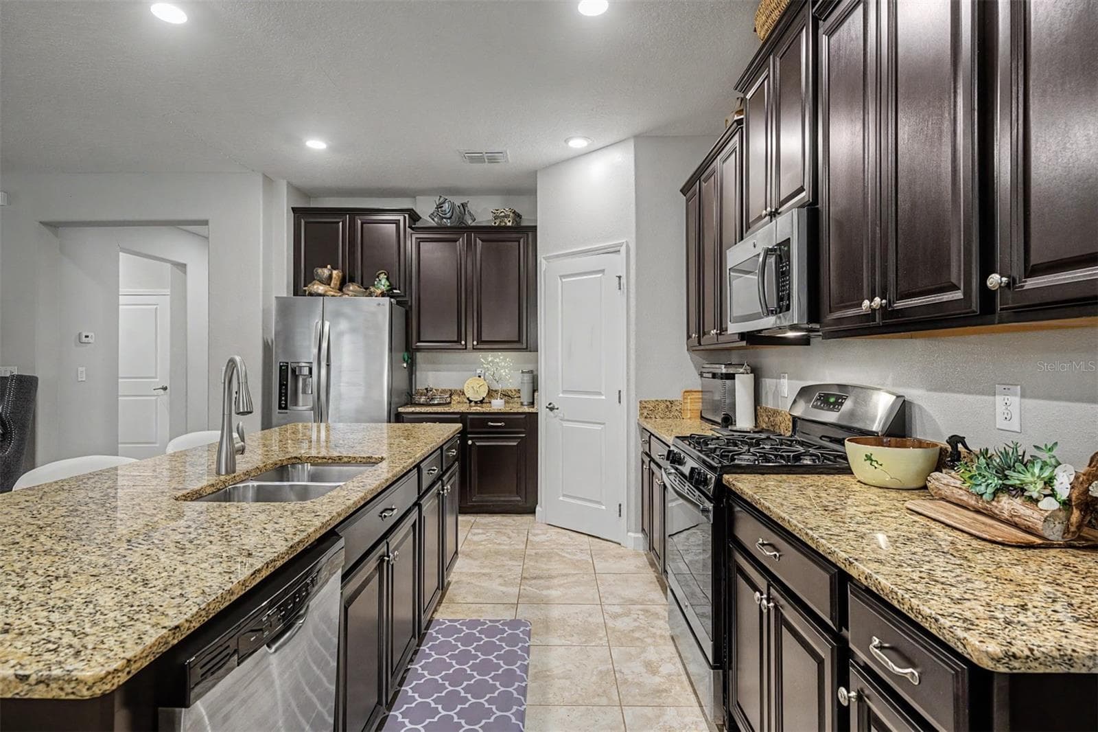 Functional kitchen with a classic flair - 4926 SOUTHERN VALLEY LOOP, BROOKSVILLE