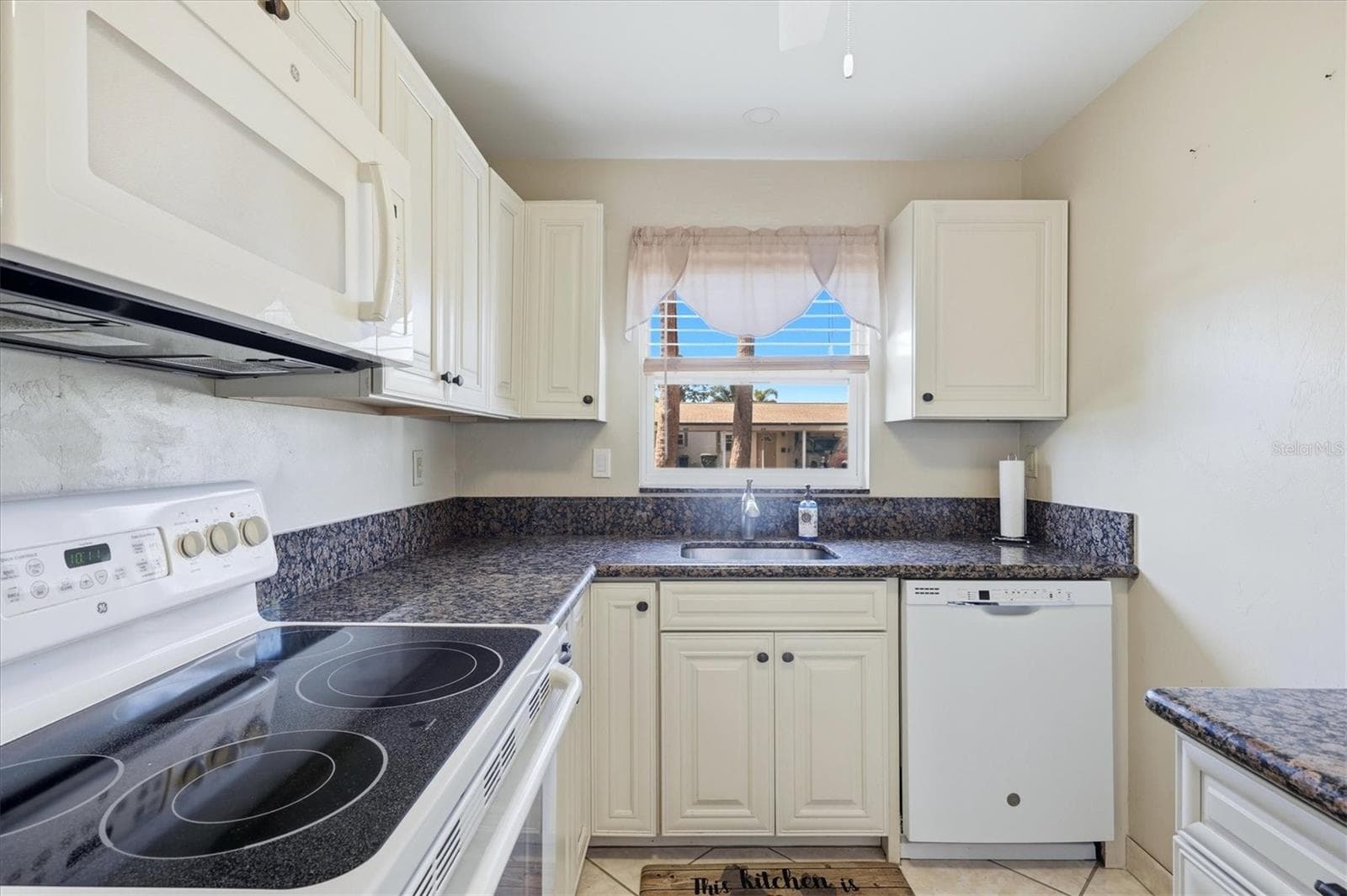 Remodeled kitchen. - 2809 SWIFTON DR #4, SARASOTA
