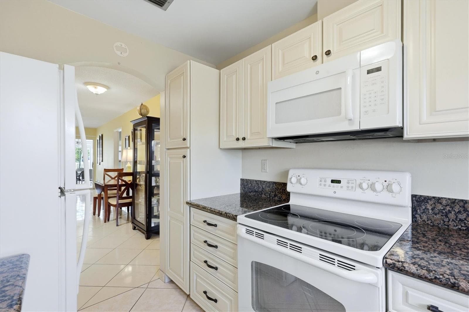 Soft-close cabinets with pull-out drawers. - 2809 SWIFTON DR #4, SARASOTA