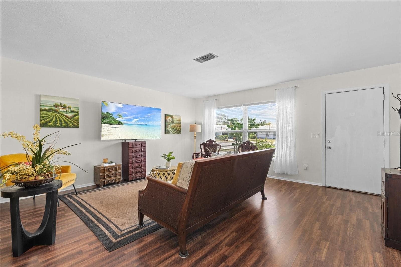 Large living room with front door access - 4305 CHINABERRY CIR, BRADENTON