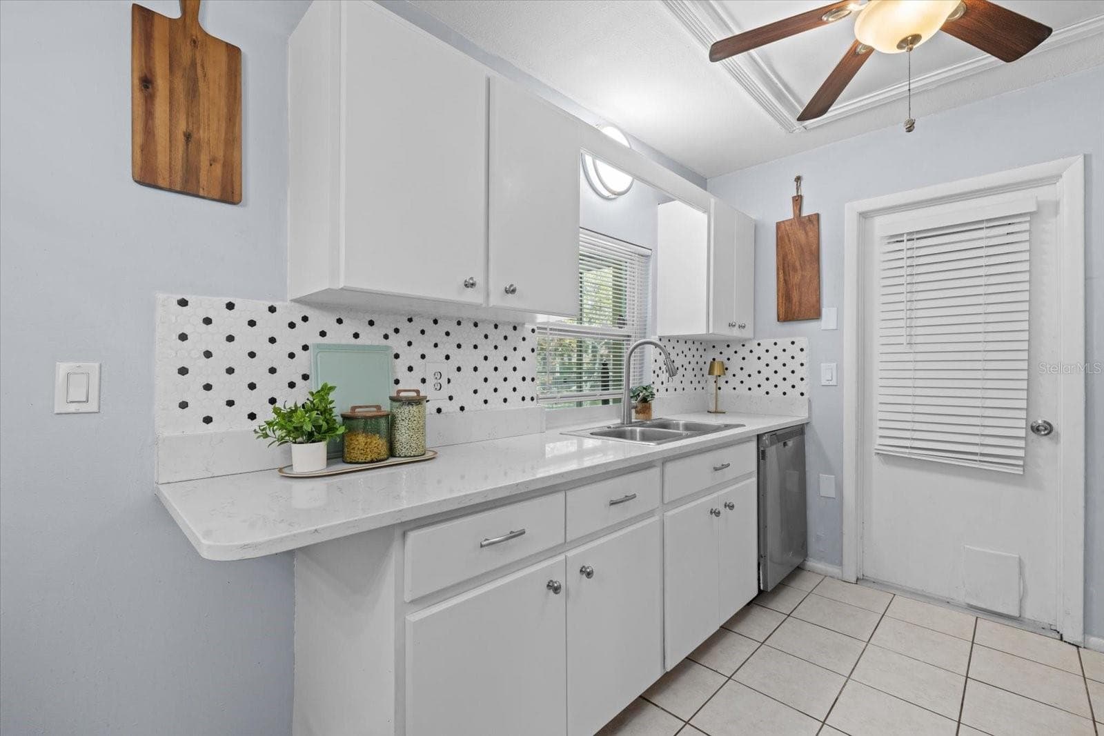 Modern style Kitchen with private garage door access - 4305 CHINABERRY CIR, BRADENTON