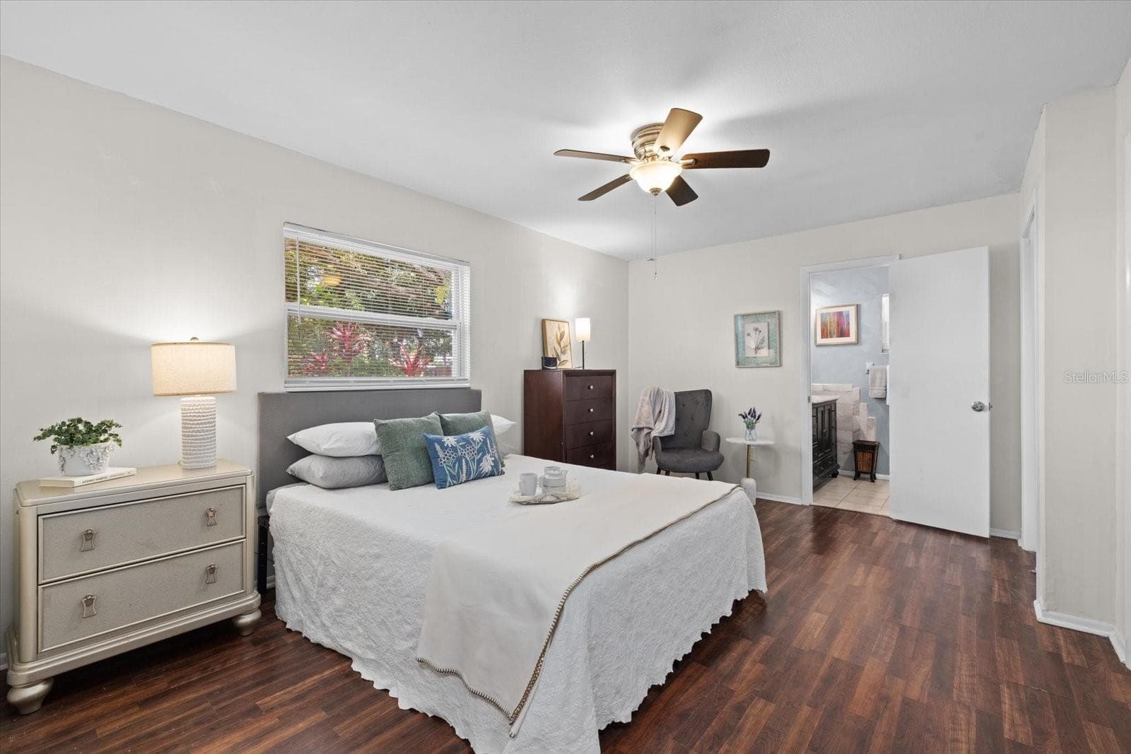 Primary bedroom with en-suite - 4305 CHINABERRY CIR, BRADENTON