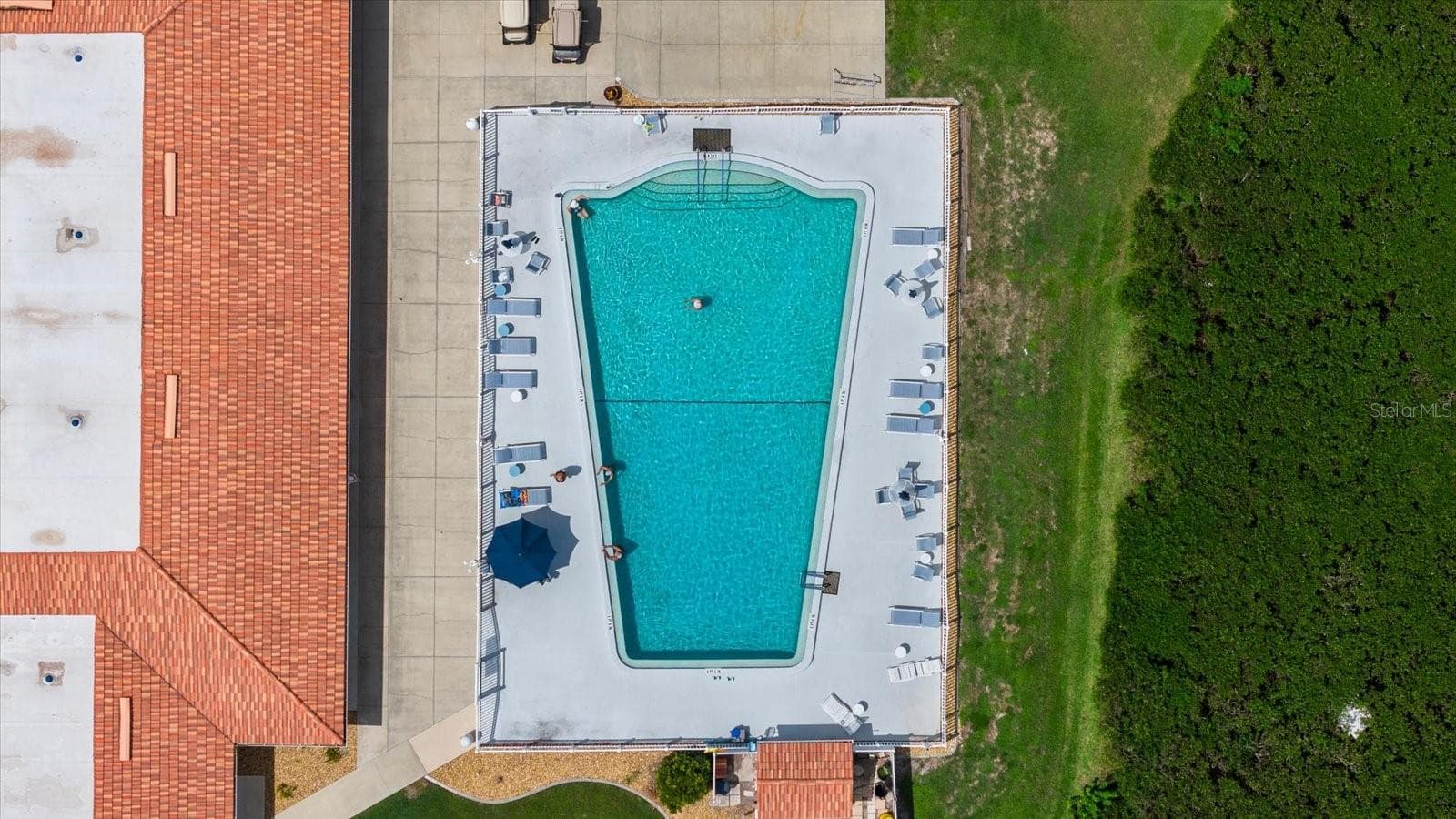 Community pool - 4305 CHINABERRY CIR, BRADENTON