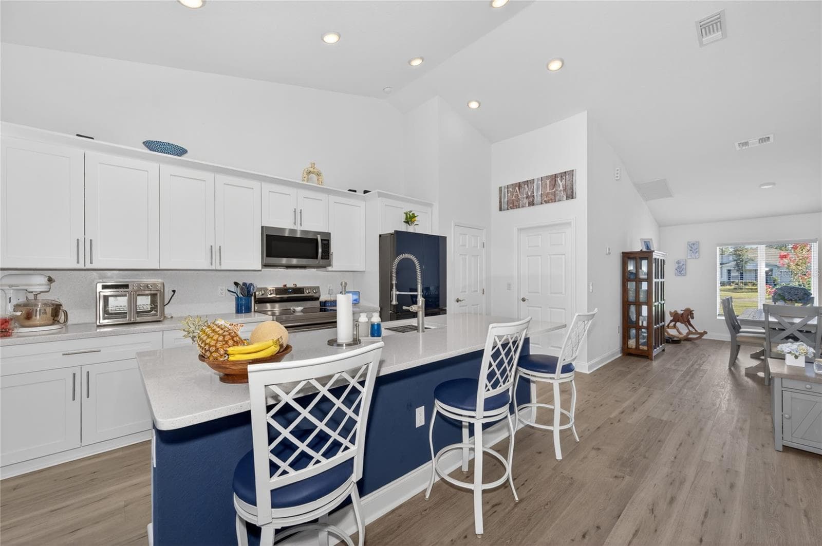 Kitchen with island - 4101 POINCIANA DR, INDIAN LAKE ESTATES