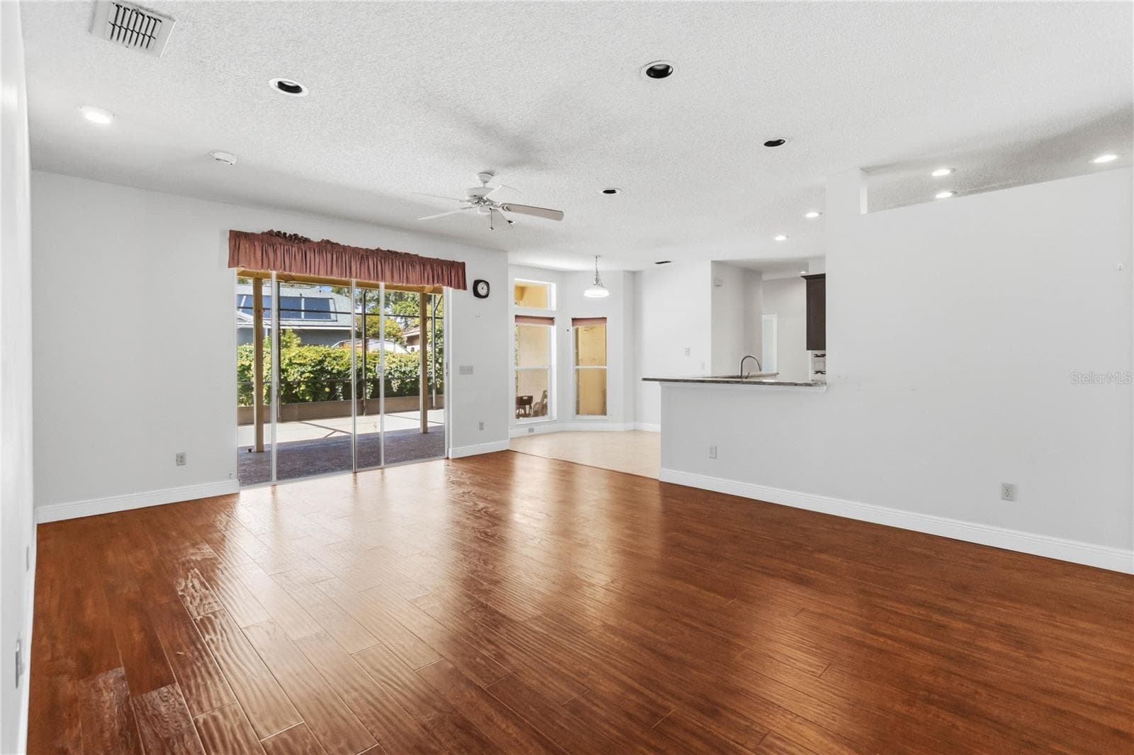 Single Family Residence at 1572 HUNTERS STAND RUN, OVIEDO, photo 9 of 33