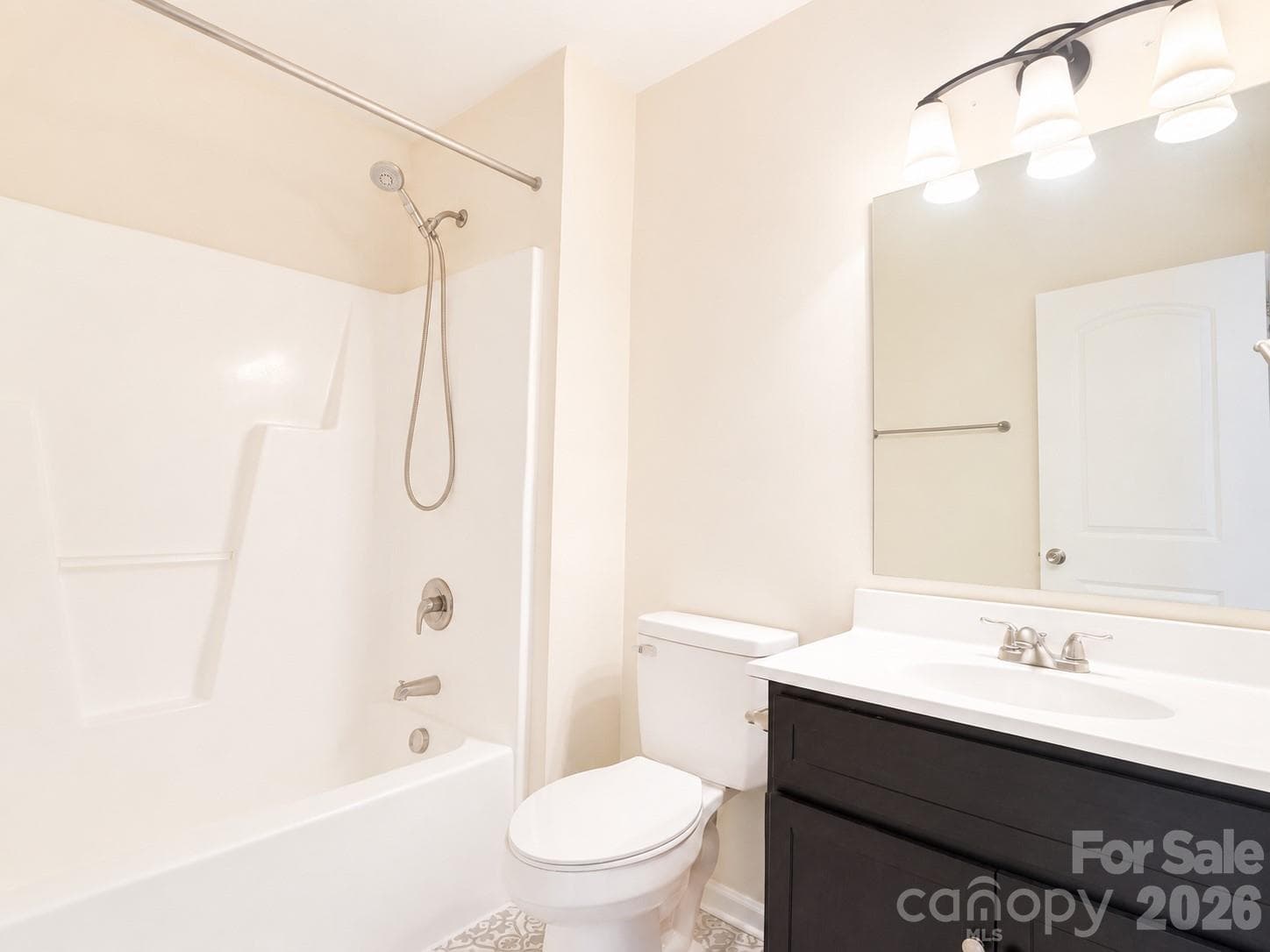 Guest Bath with Tub/Shower Combo and New Tile Floors - 115 High Bluff Circle, Mooresville