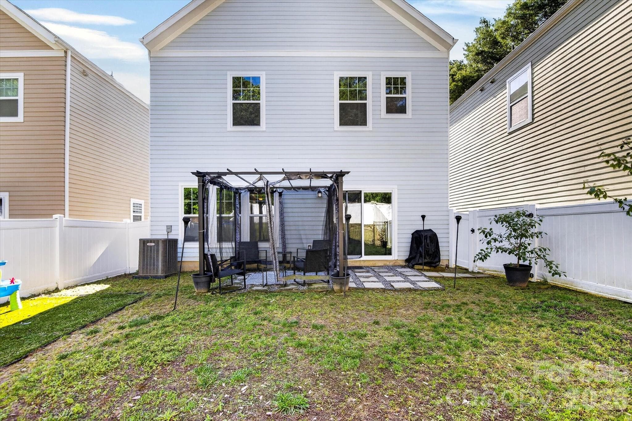 Single Family Residence at 548 Kingsway Circle, Charlotte, photo 2 of 35