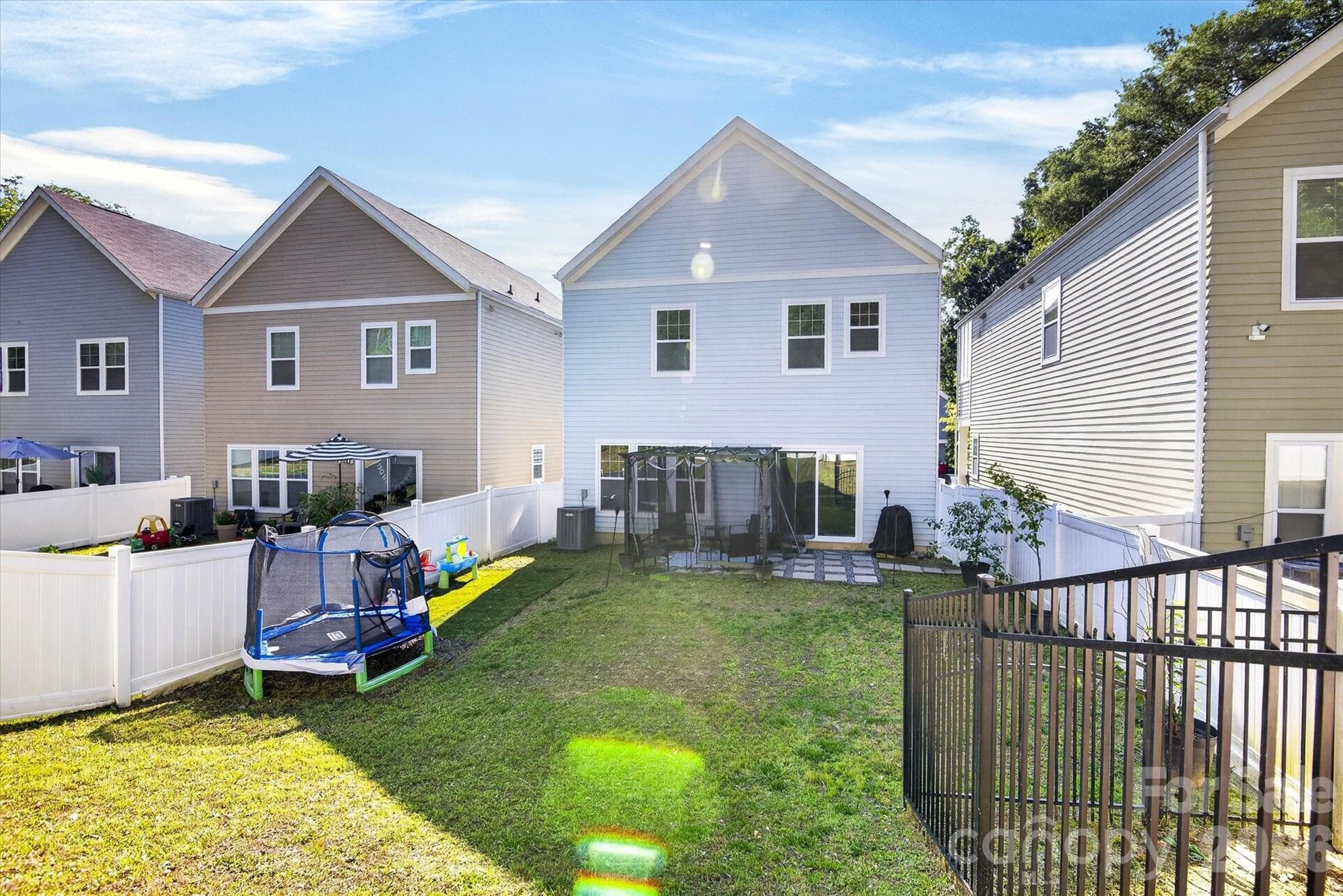 Single Family Residence at 548 Kingsway Circle, Charlotte, photo 3 of 35