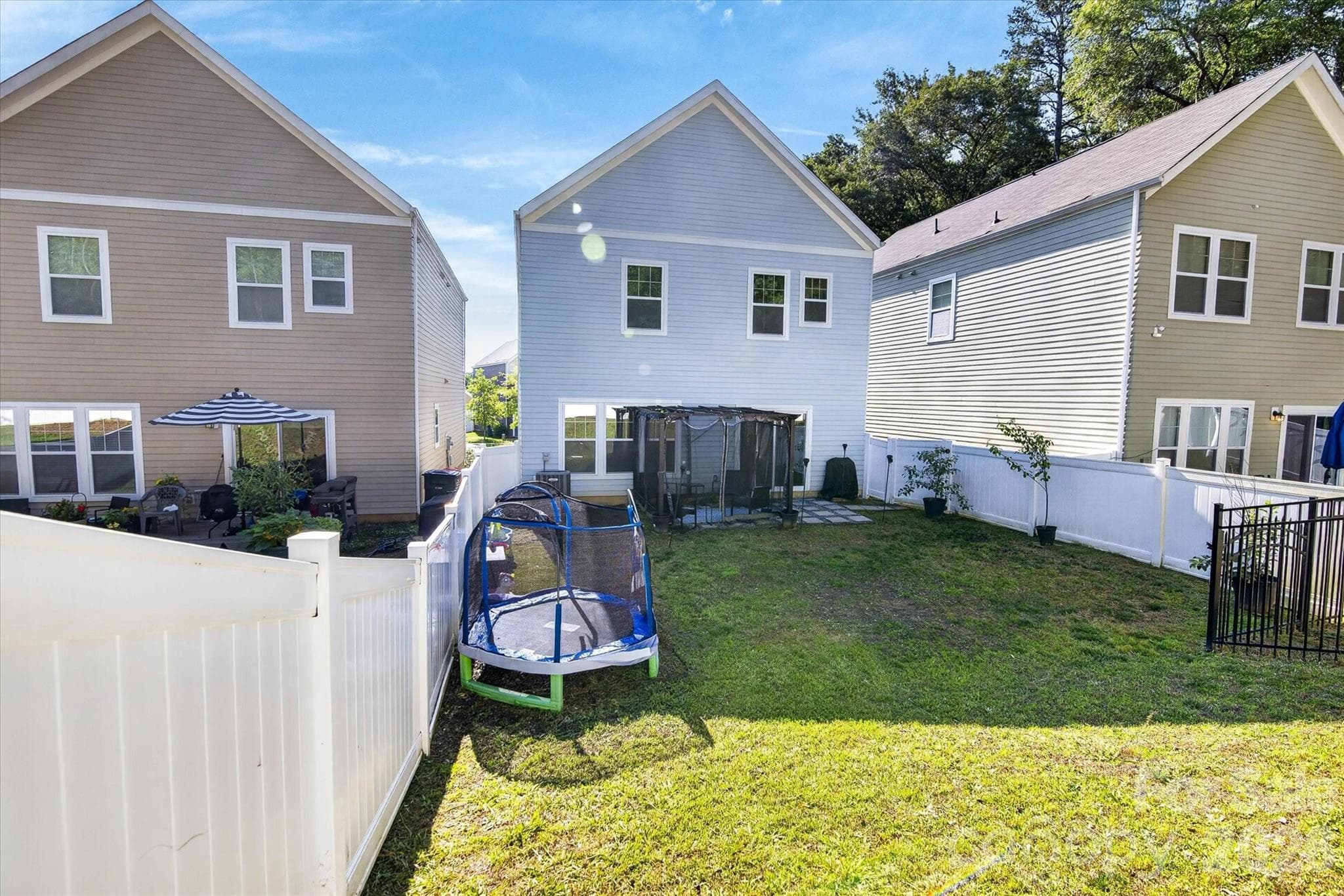 Single Family Residence at 548 Kingsway Circle, Charlotte, photo 4 of 35